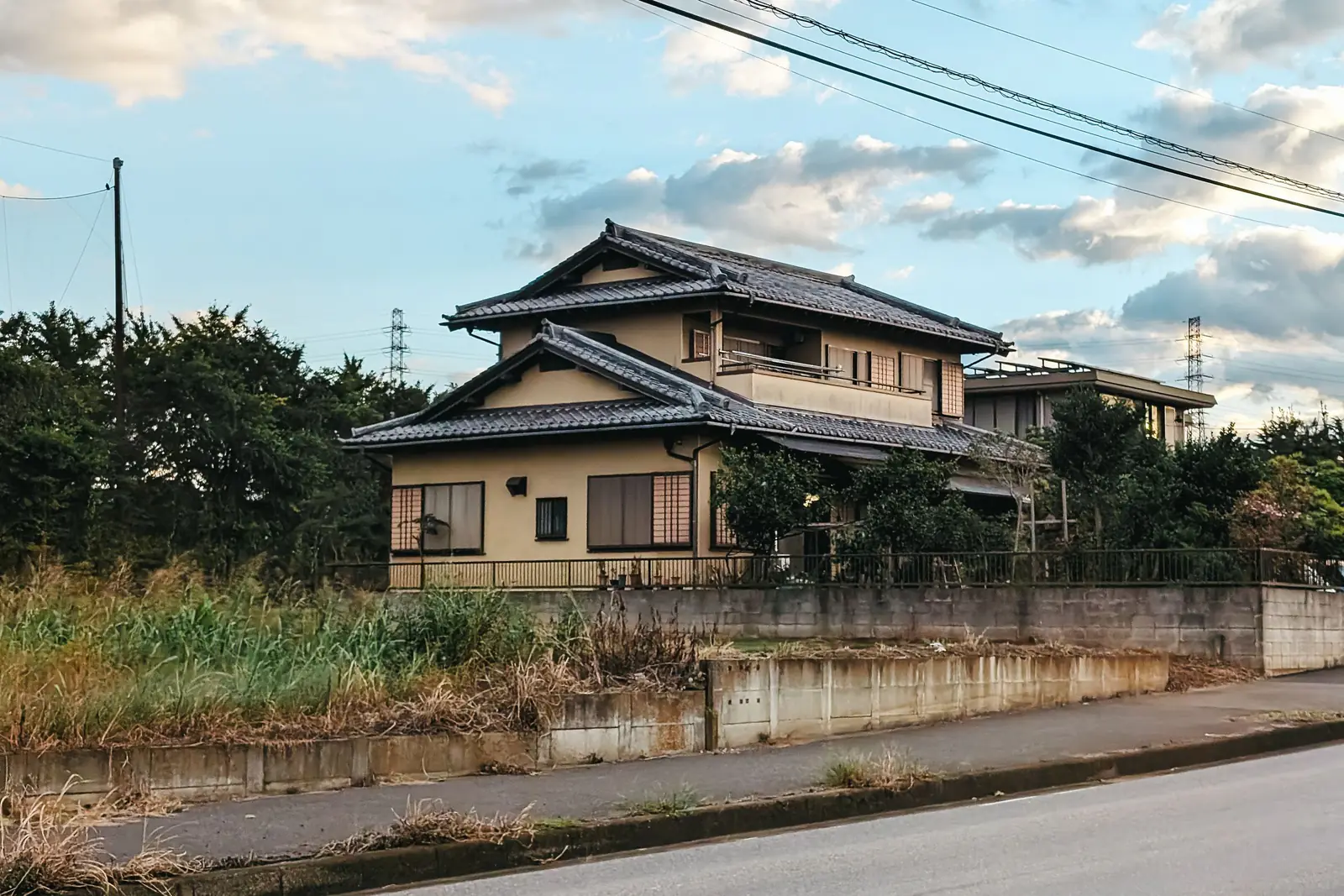 瓦屋根の日本の一戸建て住宅の外観（イメージ写真）