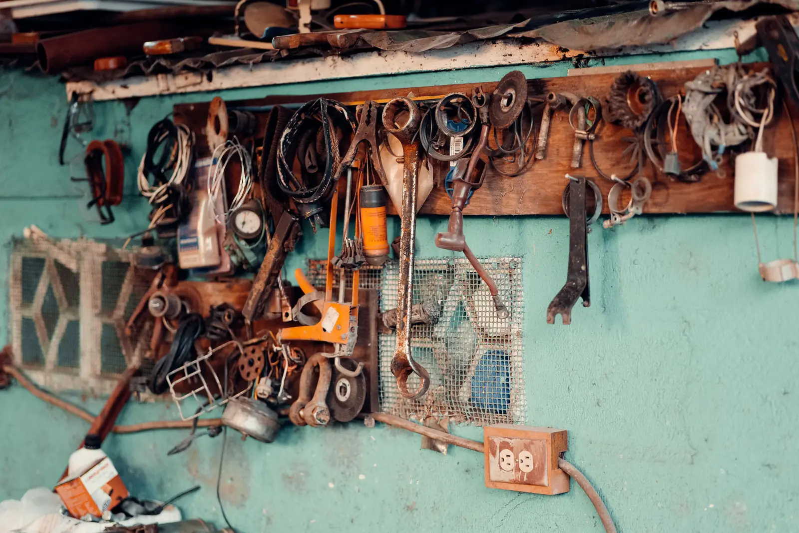 作業場の壁に掛けられたたくさんの工具（イメージ写真）