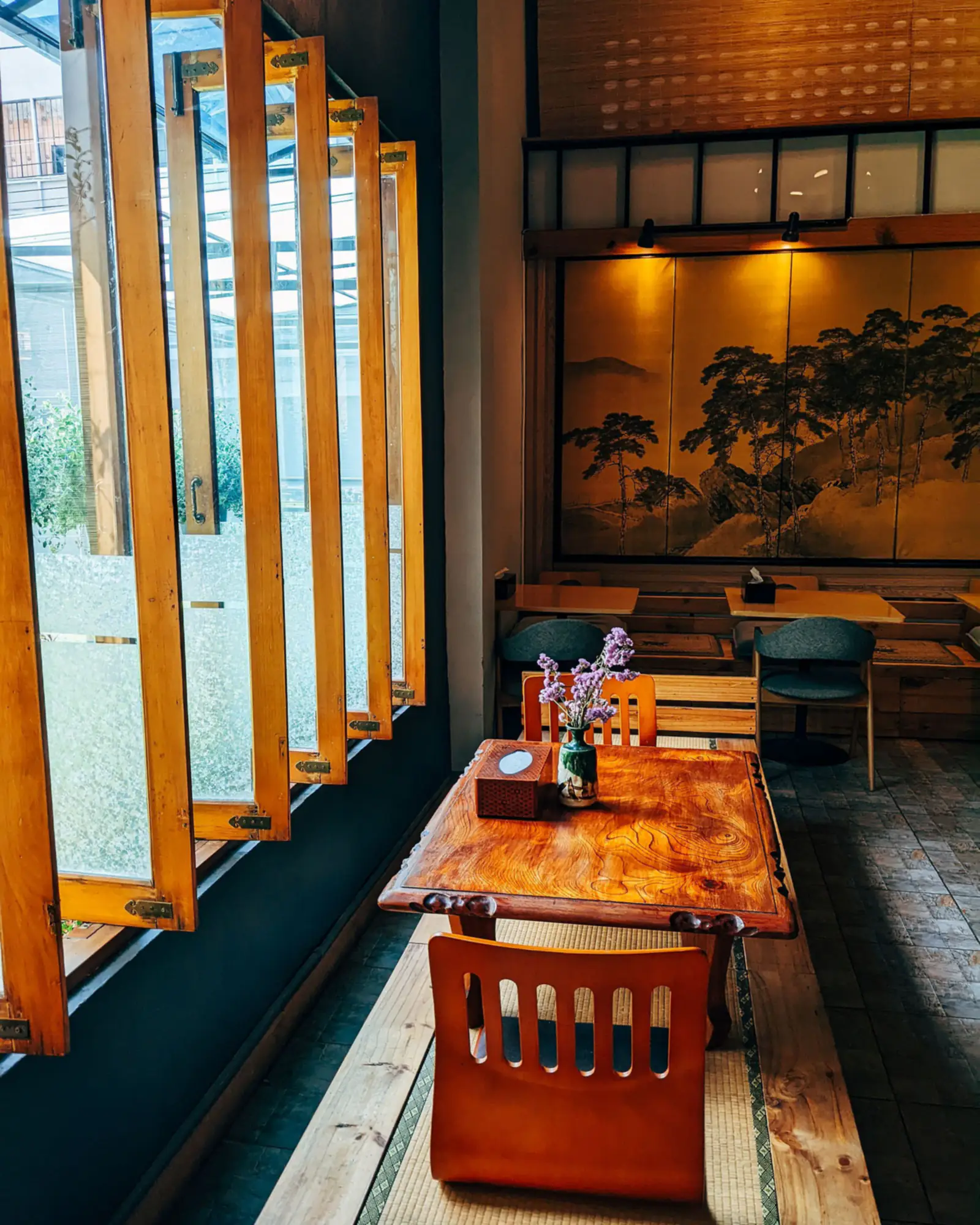 木の格子窓と座卓のある和風の飲食店の客席（イメージ写真）