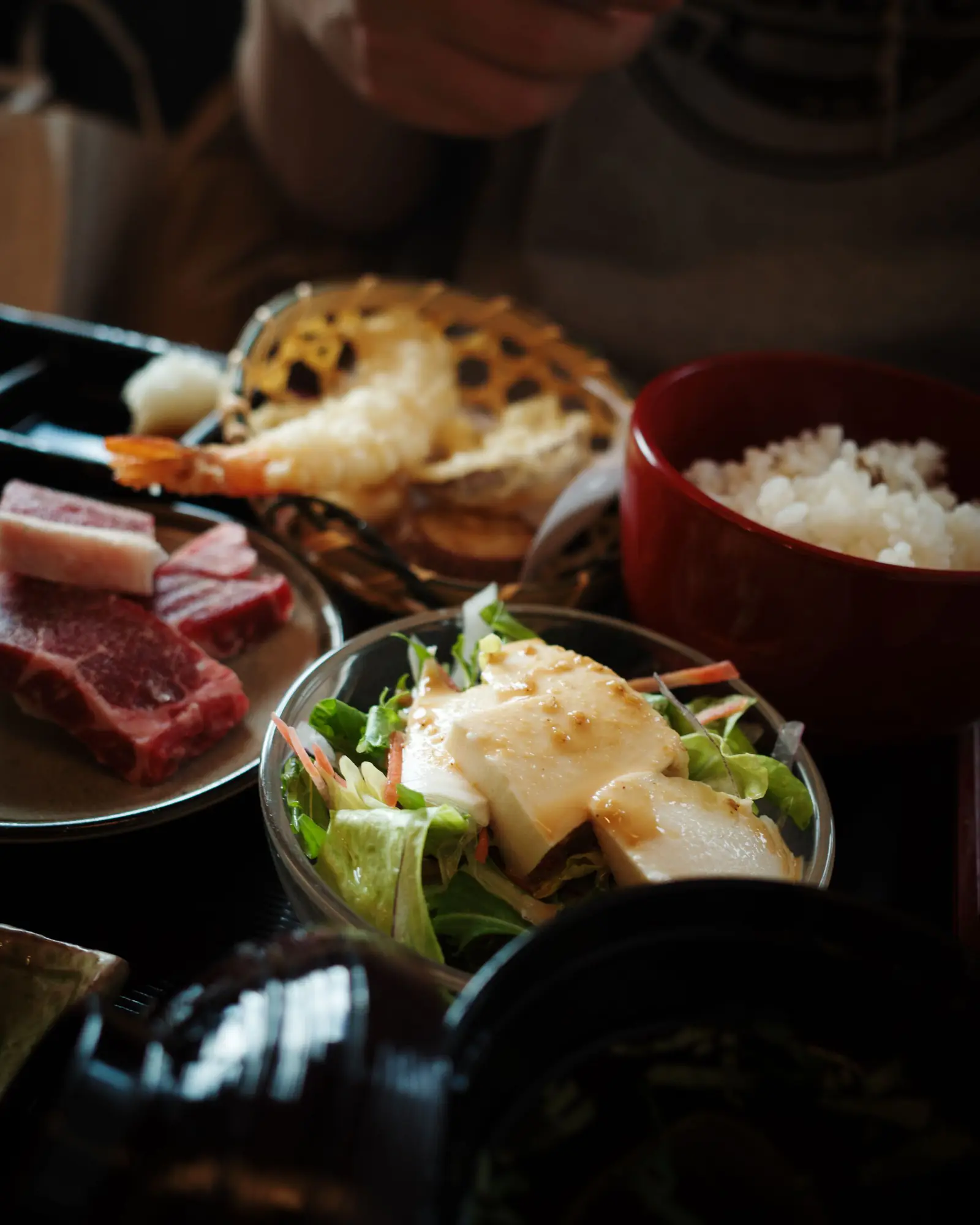 天ぷら、ご飯、小鉢が並ぶ和食の定食（イメージ写真）